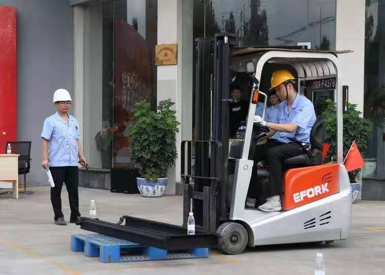 electric three wheel forklift