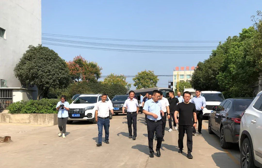 Herzlich willkommen Chen Wei, Sekretär des Parteikomitees des Kreises Feixi, zu seinem Besuch bei Anhui Autoefork Intelligent Technology Co., Ltd. zu Untersuchungszwecken